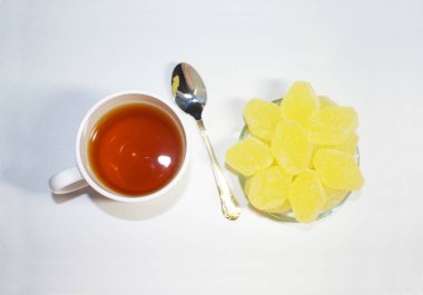 Şekerli reçel, karamel ve bir fincan çay..