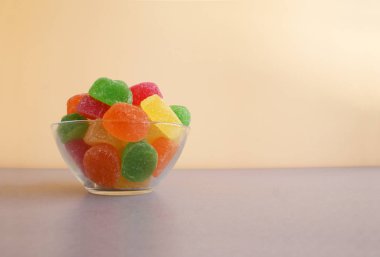 Şeker ve karamelli marmelat..