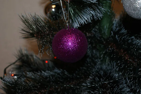 圣诞树上的圣诞球圣诞树上的装饰品 — 图库照片