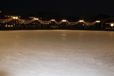 Buz pisti geceleyin çelenk ve buzla aydınlanıyor..