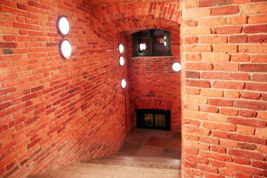 Klasik bina, koridorlar ve kırmızı tuğlalı merdivenler..