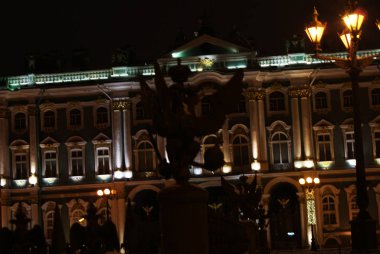 Kışın St. Petersburg 'da gece, şehrin ışıkları.