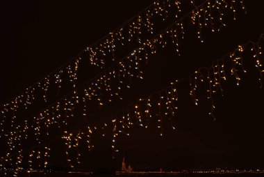 Geceleri festival ışıkları, çelenkler, tasarım için arka plan..