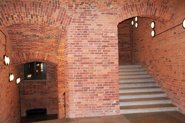 Klasik Bina Koridorlar Kırmızı Tuğlalı Merdivenler — Stok fotoğraf