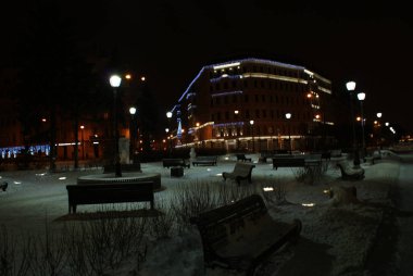 St. Petersburg 'daki donmuş nehrin üzerindeki ışıklarda bir köprü..