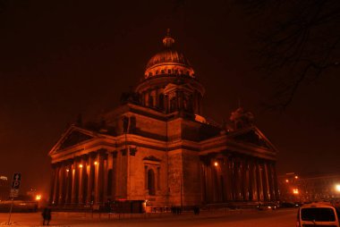St. Isaac Katedrali, St. Petersburg 'da bir kış gecesinde.