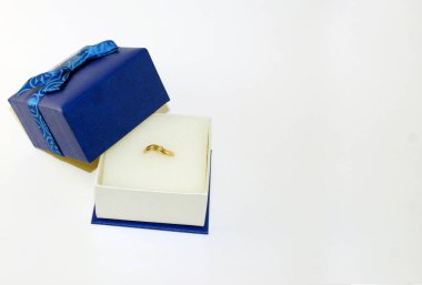 Hediye, altın yüzük, hediye kutusunda elmaslar.