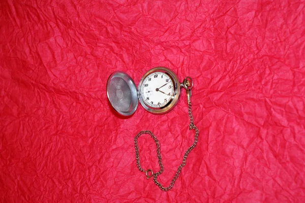 Vintage Ρολόι Τσέπης Μια Αλυσίδα Φωτεινό Φόντο — Φωτογραφία Αρχείου