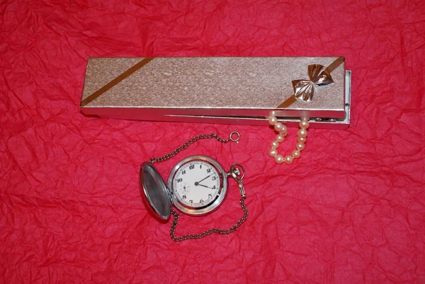 Vintage Montre Poche Sur Une Chaîne Boîte Cadeau Avec Des — Photo