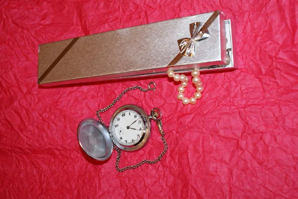 Relógio Bolso Vintage Uma Corrente Caixa Presente Com Pérolas — Fotografia de Stock