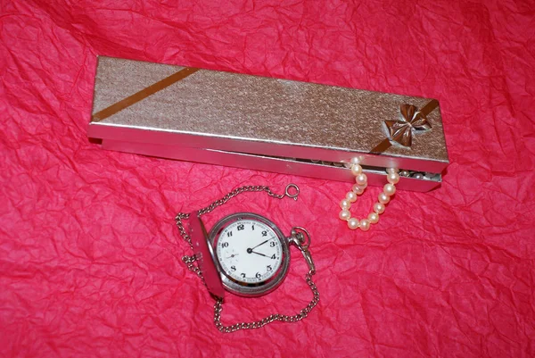 老式怀表和装有珍珠的礼品盒 — 图库照片