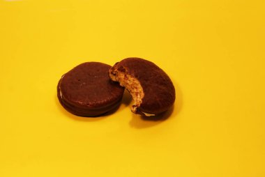 Çikolatalı kurabiye, sarı arka planda tatlı..