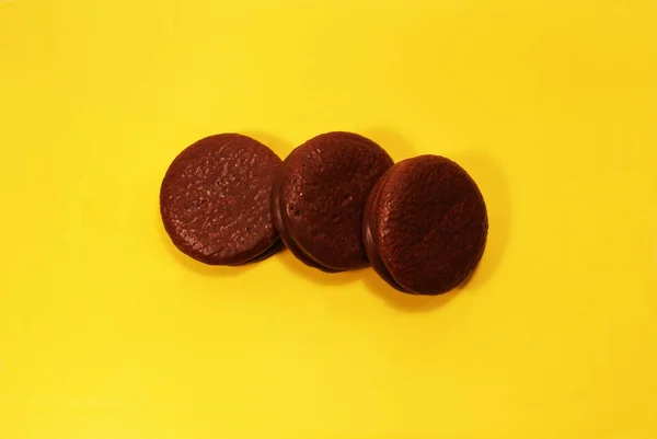 Biscoitos Chocolate Sobremesa Fundo Amarelo — Fotografia de Stock