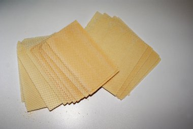 Hafif bir arka planda lezzetli bir tatlı için gözleme..