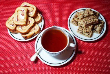 Bir fincan çay, kurabiye ve tatlı, tatlı..