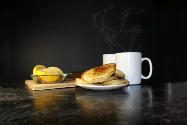 Panquecas Com Mel Limão Chá Quente Café Manhã — Fotografia de Stock