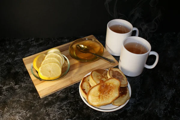 Panquecas Com Mel Limão Chá Quente Café Manhã — Fotografia de Stock