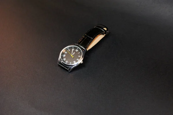 ブラックの背景にレザーストラップ付き機械式時計 — ストック写真