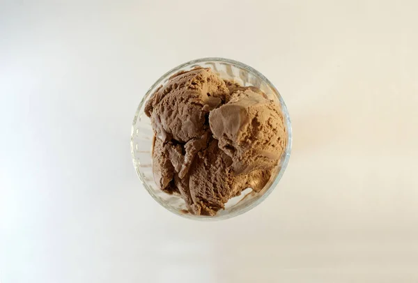 Sorvete Chocolate Com Nozes Doces Biscoitos Fundo Colorido — Fotografia de Stock