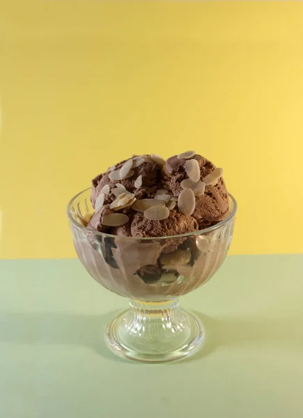 Sorvete Chocolate Com Nozes Doces Biscoitos Fundo Colorido — Fotografia de Stock