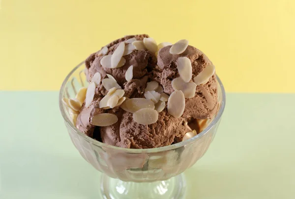 Шоколадне Морозиво Горіхами Цукерками Печивом Кольоровому Фоні — стокове фото