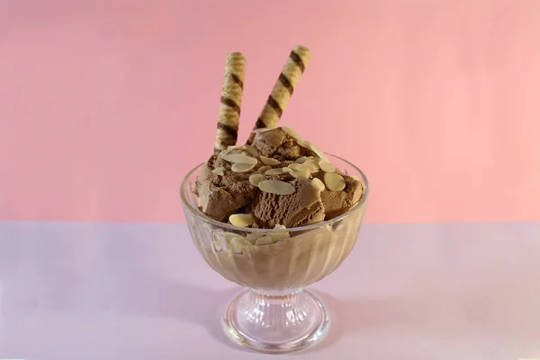 Шоколадне Морозиво Горіхами Цукерками Печивом Кольоровому Фоні — стокове фото