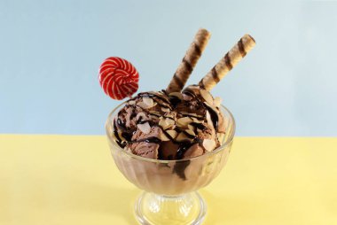 Fındıklı, şekerli ve renkli arkaplanlı çikolatalı dondurma..