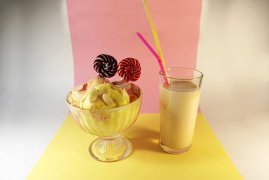 Fındıklı meyveli dondurma, renkli bir arka planda kokteyl ve tatlı..