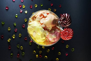 Fındıklı meyveli dondurma, renkli arka planda şekerler..