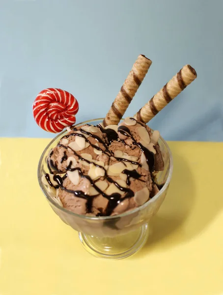 Csokoládé Fagylalt Dióval Cukorka Cookie Színes Háttér — Stock Fotó