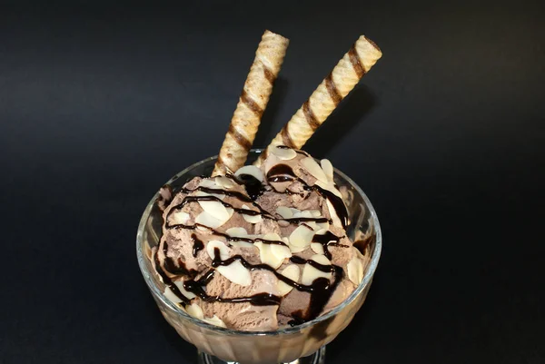 Chokladglass Med Nötter Godis Och Kakor Färgad Bakgrund — Stockfoto