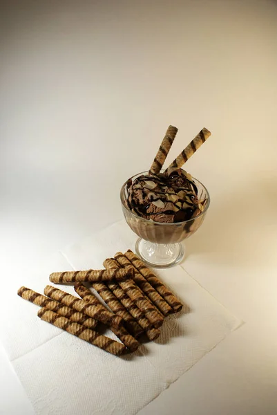 Sorvete Chocolate Com Nozes Doces Biscoitos Fundo Colorido — Fotografia de Stock