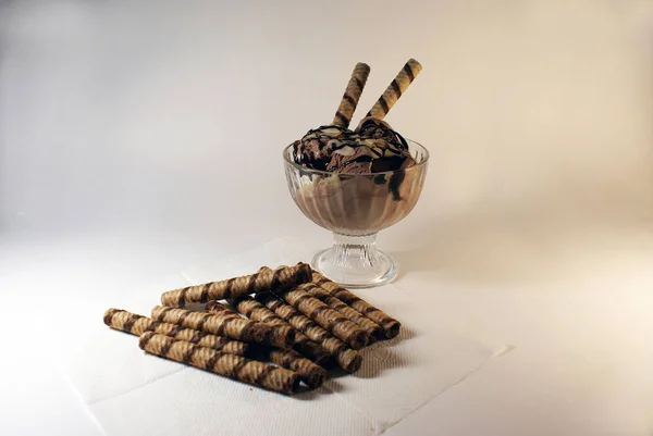 Chokladglass Med Nötter Godis Och Kakor Färgad Bakgrund — Stockfoto