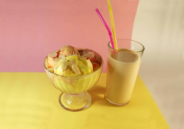 Fruktglass Med Nötter Cocktail Och Sötsaker Färgad Bakgrund — Stockfoto
