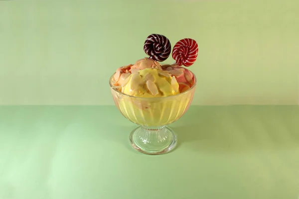 Fruktglass Med Nötter Godis Färgad Bakgrund — Stockfoto