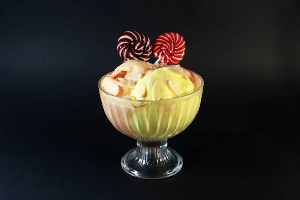 Fruktglass Med Nötter Godis Färgad Bakgrund — Stockfoto