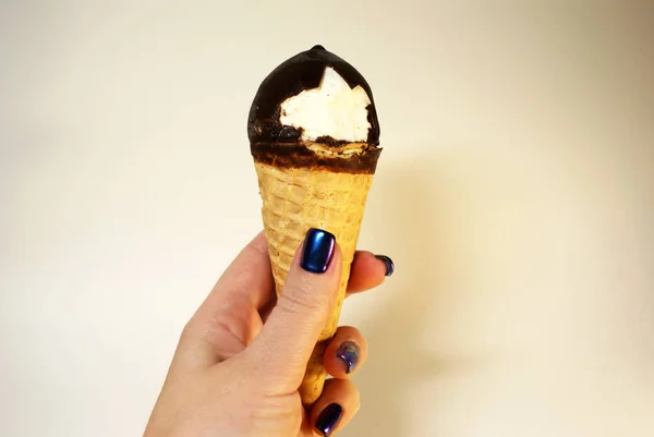 Mano Femenina Sostiene Helado Cono Sobre Fondo Color —  Fotos de Stock