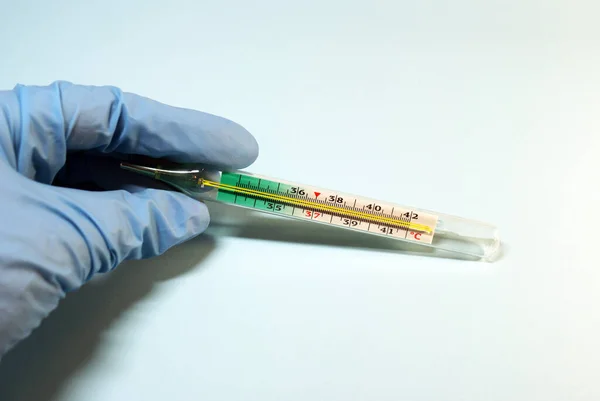 ウイルス感染度を測定する温度計 — ストック写真