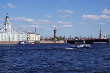Neva Nehri 'ndeki eğlence gemisi, St. Petersburg..