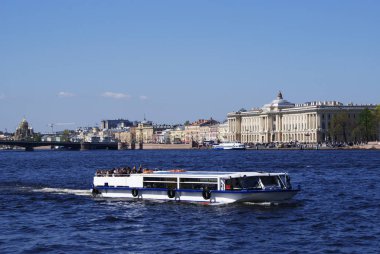 Neva Nehri 'ndeki eğlence gemisi, St. Petersburg..