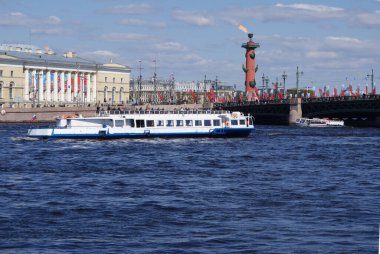 Neva Nehri 'ndeki eğlence gemisi, St. Petersburg..