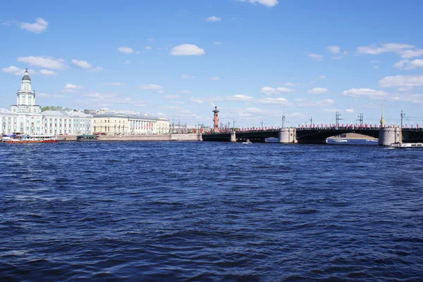 圣彼得堡涅瓦河上的游船 — 图库照片