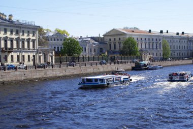 Neva Nehri 'ndeki eğlence gemisi, St. Petersburg..