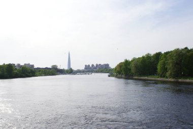 Deniz kıyısındaki gökdelen, körfez, St. Petersburg.