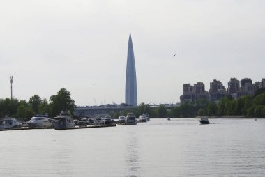 Deniz kıyısındaki gökdelen, körfez, St. Petersburg.