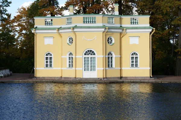 Tarihi Bina Sonbahar Parkındaki Mimari Petersburg Rusya — Stok fotoğraf