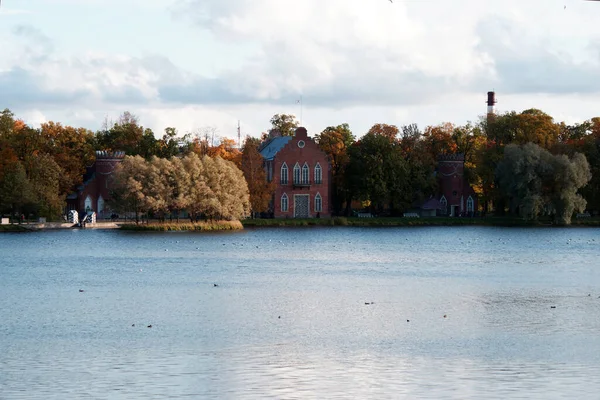 歴史的建造物 秋の公園内の建築 サンクトペテルブルク ロシア — ストック写真