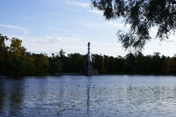 Herfstpark Met Meer Architectuur — Stockfoto