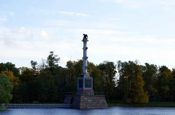 湖と建築物のある秋の公園 — ストック写真