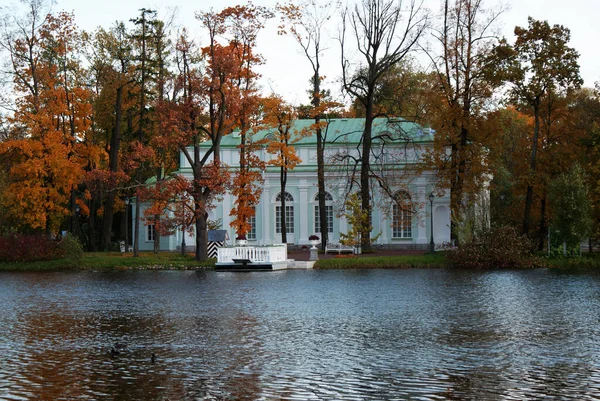 Tarihi Bina Sonbahar Parkındaki Mimari Petersburg Rusya — Stok fotoğraf